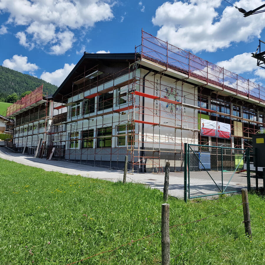 Dachgerüst mit Schutznetz – professioneller Gerüstbau in Salzburg